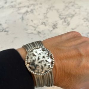 Silver bracelet with magnetic clasp 7 1/2 inches